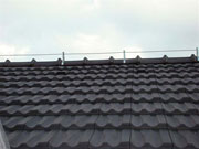 Na zdjciu widoczne charakterystyczne zwieczenie dachu stalowym drutem, ktry stanowi element instalacji odgromowej.
