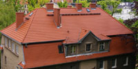 Dach wykonany z dachwki ceramicznej.