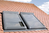 Okno poaciowe dostarcza o okoo 30% do 50% sonecznego wiata wicej ni alternatywne na dachu w projekcie domu rozwizanie jakim jest lukarna.