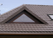 Blachodachwka na dachu domku jednorodzinnego z daleka bardzo przypomina zwyk dachwk ceramiczn.