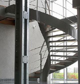 Schody krcone w projekcie domu zajmuj mao miejsca i stanowi element ozdobny w aranacji wntrza.