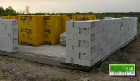 Na zdjciu gotowy projekt domu DOM Z OKIENNICAMI autorstwa Biura Projektowego NNDOM podczas wznoszenia cian zewntrznych jednowarstwowych z betonu komrkowego firmy Ytong.