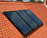 Kolektory soneczne paskie zainstalowane na dachu domu jednorodzinnego. Oprcz swej podstawowej funkcji ekologicznej, stanowi rwnie ciekawy dodatek wizualny.
