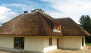 W gotowych projektach domw wci bardzo rzadkim widokiem jest poczenie strzechy trzcinowej z tradycyjn elewacj.
