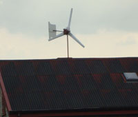 Na zdjciu przykad przydomowej elektrowni wiatrowej zainstalowanej na szczycie dachu.